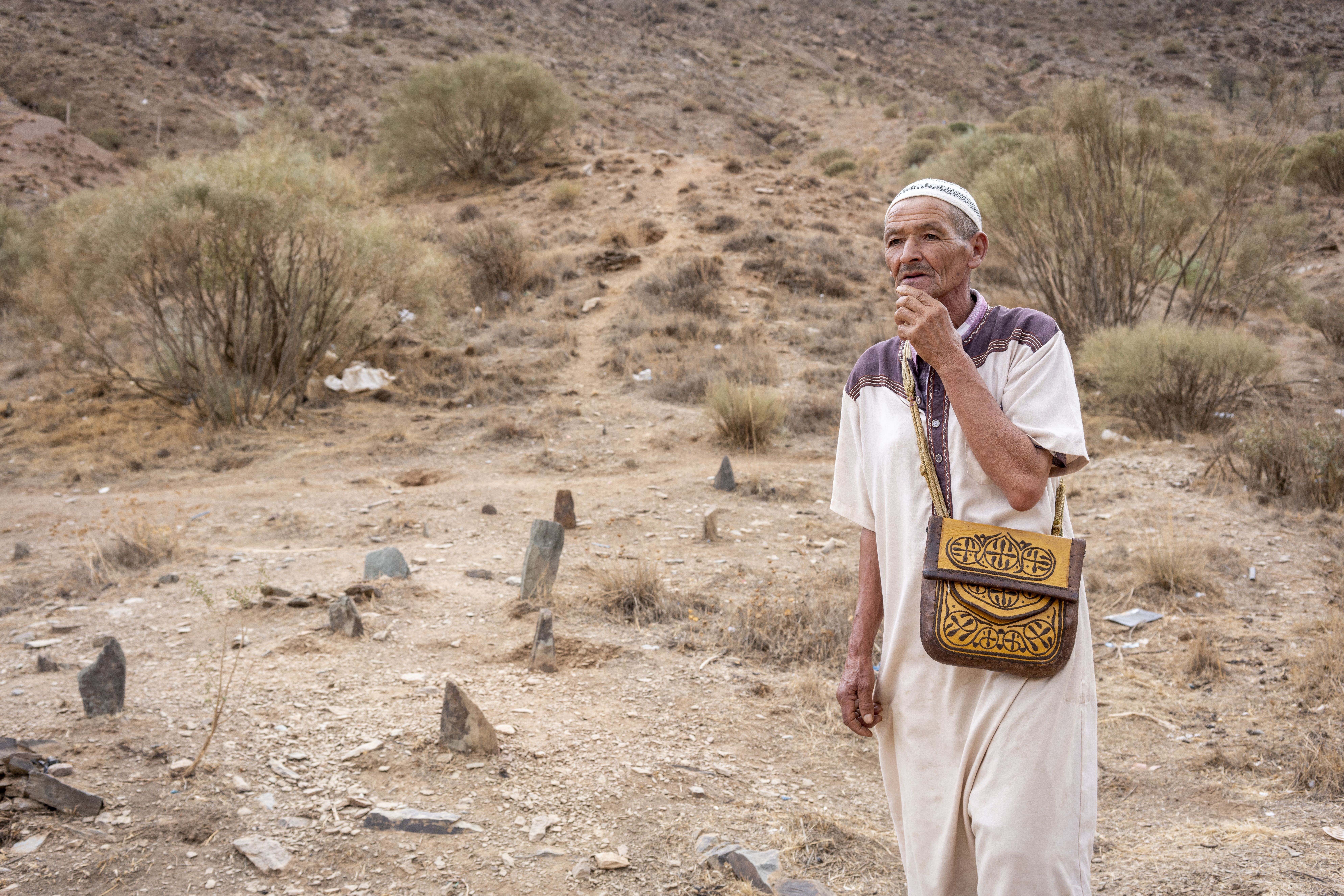 Hussein, que perdió su casa, en el cementerio de Ighil, recuerda a los fallecidos