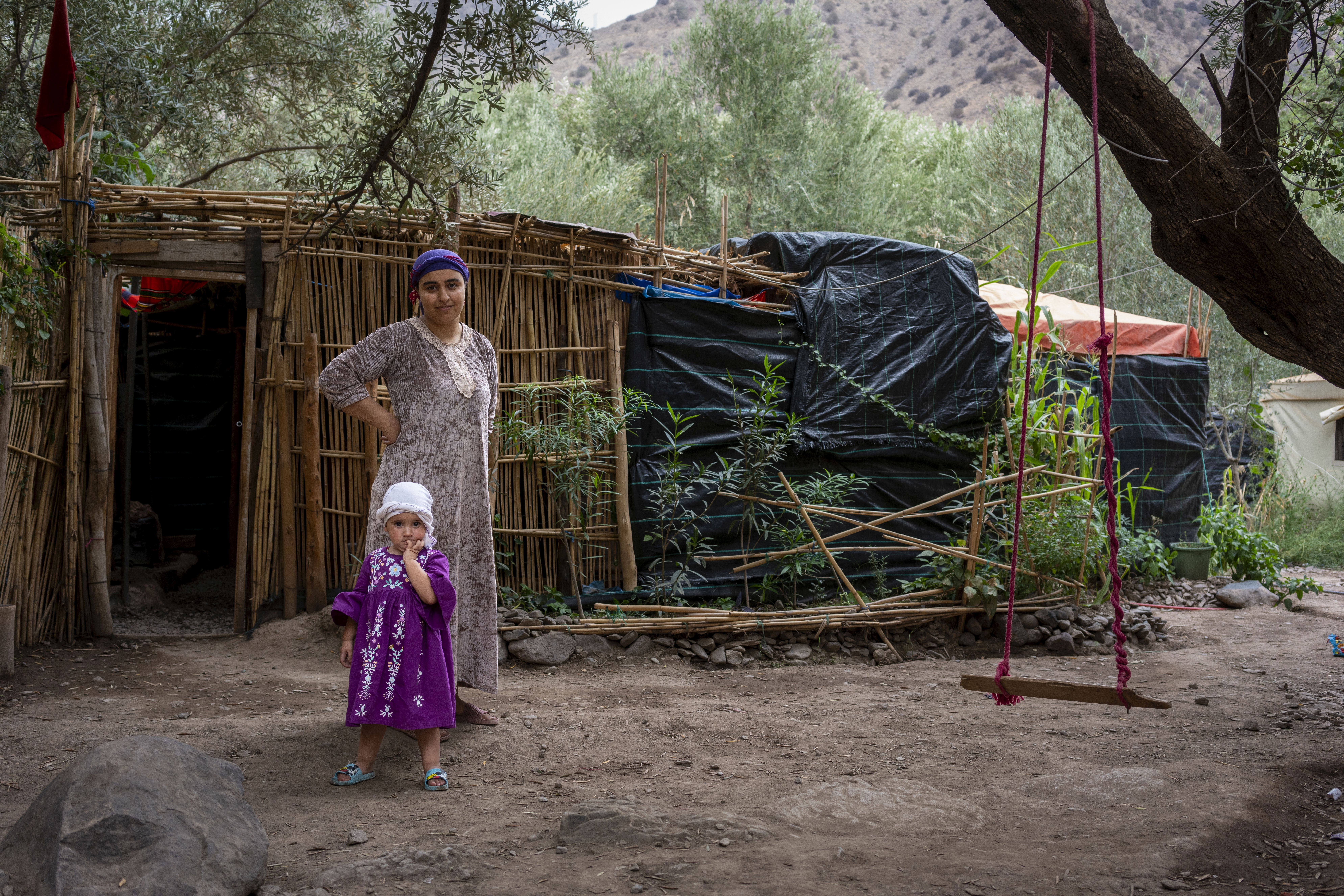 Los palos de bambú sostienen las tiendas de campaña en los campamentos improvisados