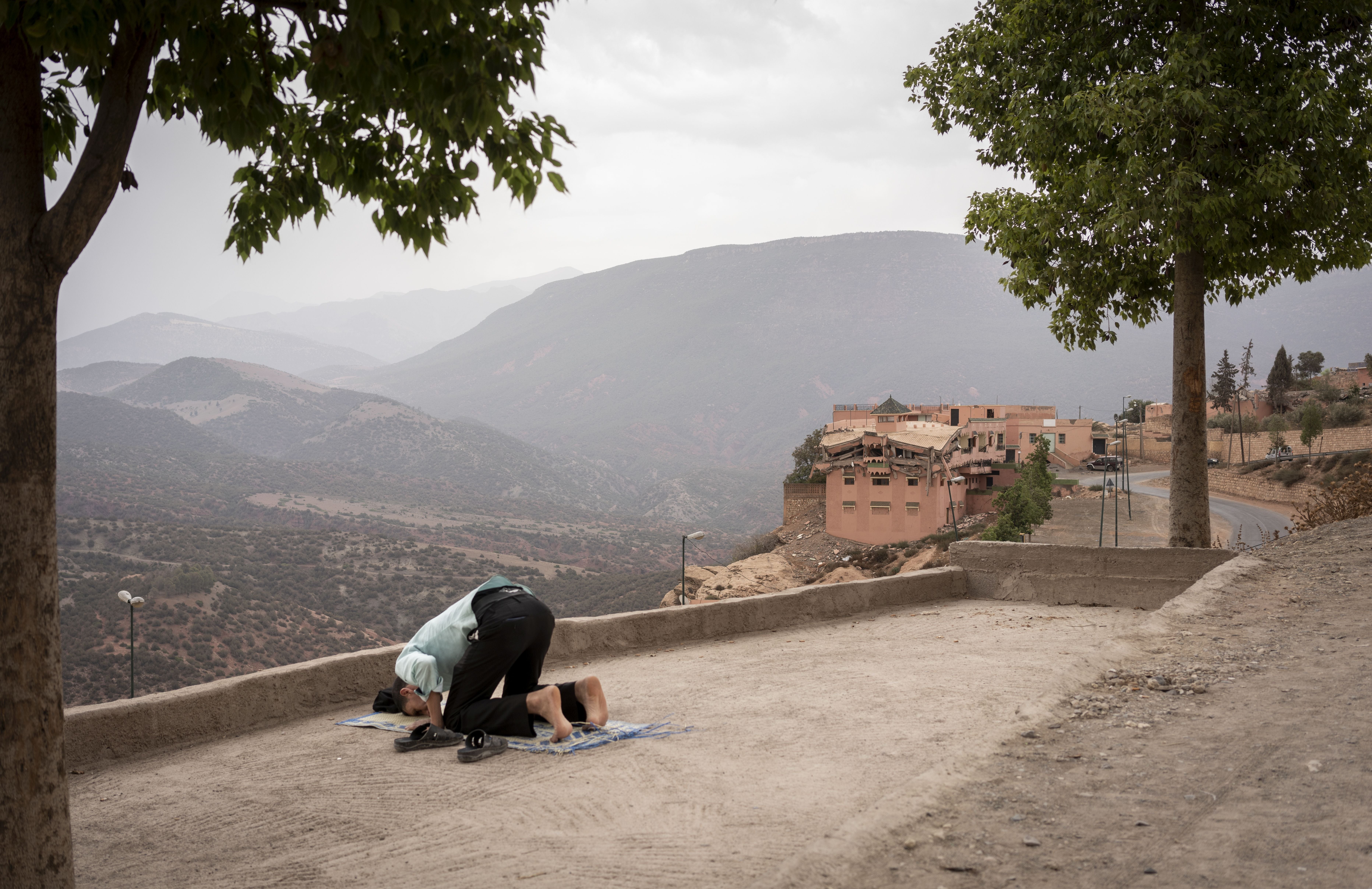 Un hombre reza en Moulay Brahim