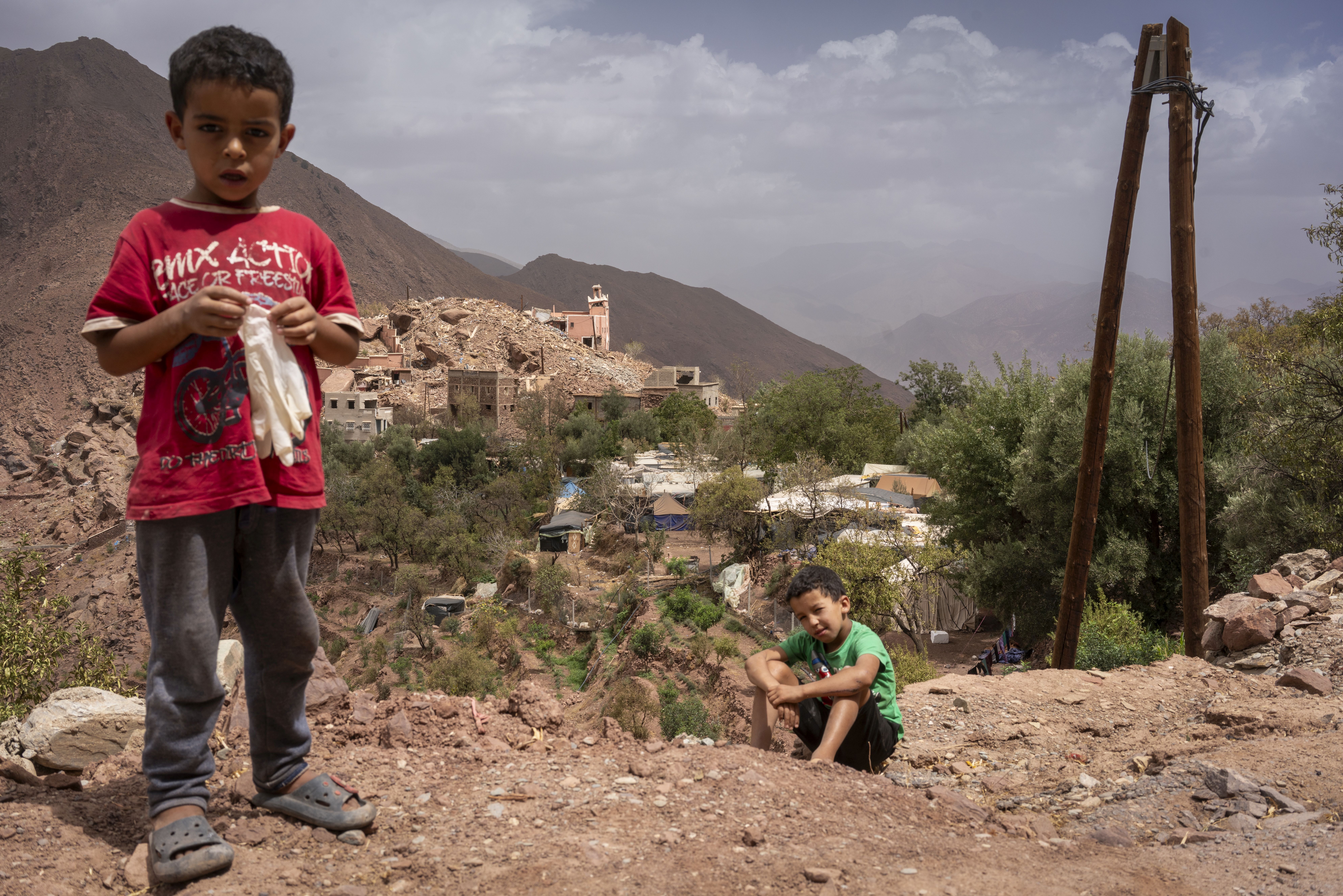 Al fondo, el pueblo de Imgdal totalmente destruido por el terremoto. 