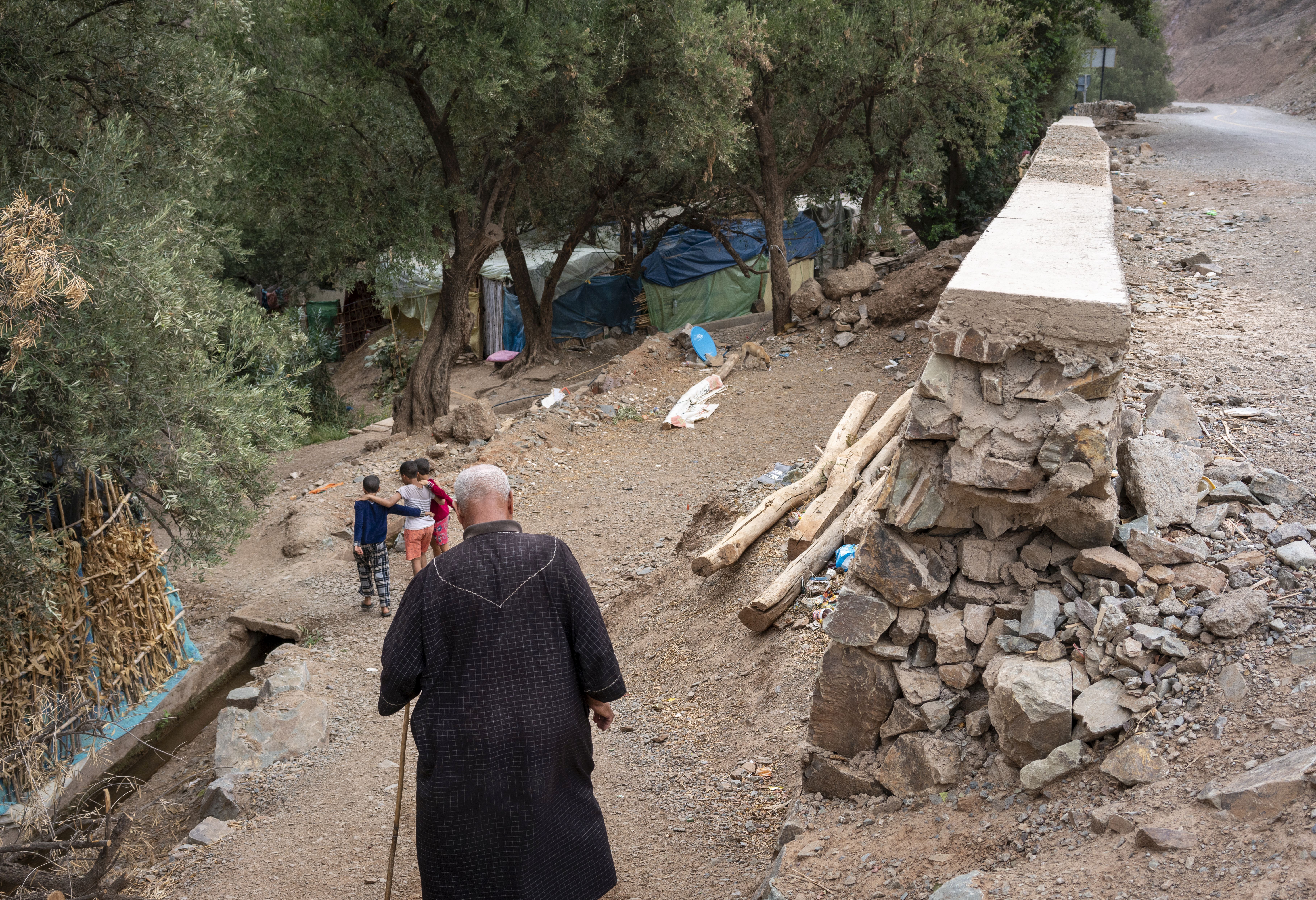 A la orilla de las carreteras, se han levantado los campamentos improvisados