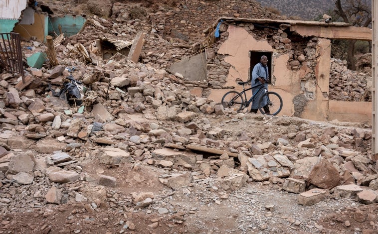 Imagen principal - Las ruinas y escombros todavía permanecen en los pueblos bereberes de la región de Al Houaz, epicentro del terremoto. 