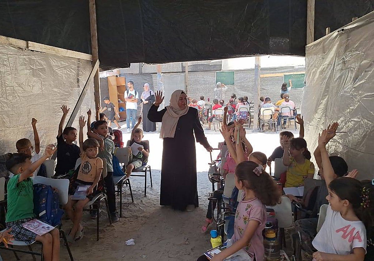 La profesora Jaldia al Hasheim (en el centro) dirige estas aulas improvisadas donde 19 maestros dan clase a 170 alumnos