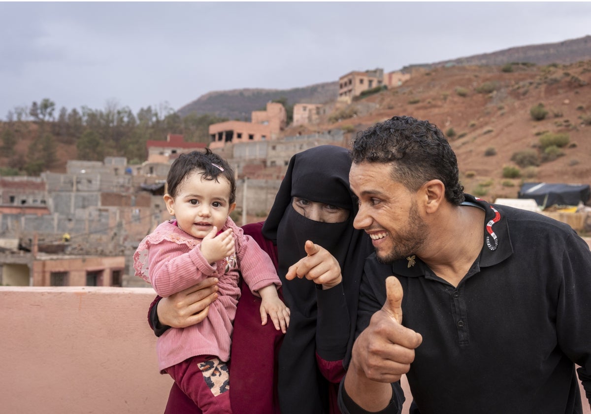 La pequeña Mariam con sus padres, Jadima y Yamil