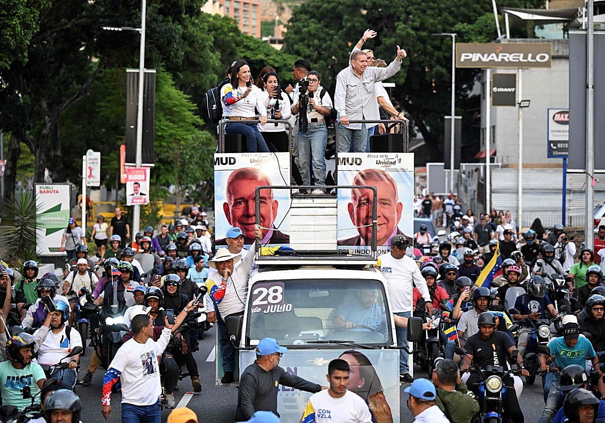 Edmundo González y María Corina Machado saludan desde lo alto de un camión durante su mitin de cierre de campaña en Caracas, el 25 de julio de 2024
