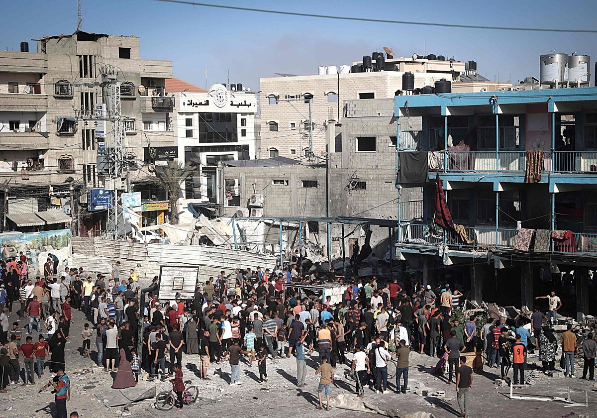 Palestinos se congregan en el patio de una escuela después de que un ataque aéreo israelí impactara en el lugar, en Nuseirat