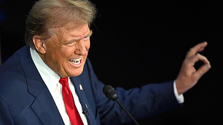 Donald Trump gesticula durante el debate