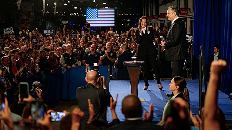 Kamala Harris, y su segundo caballero, Doug Emhoff, visitan una fiesta después de que Harris participara en un debate presidencia