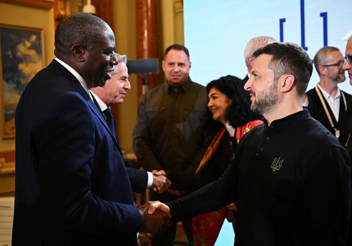 El ministro de Asuntos Exteriores del Reino Unido, David Lammy, estrecha la mano de Zelenski, en Kiev