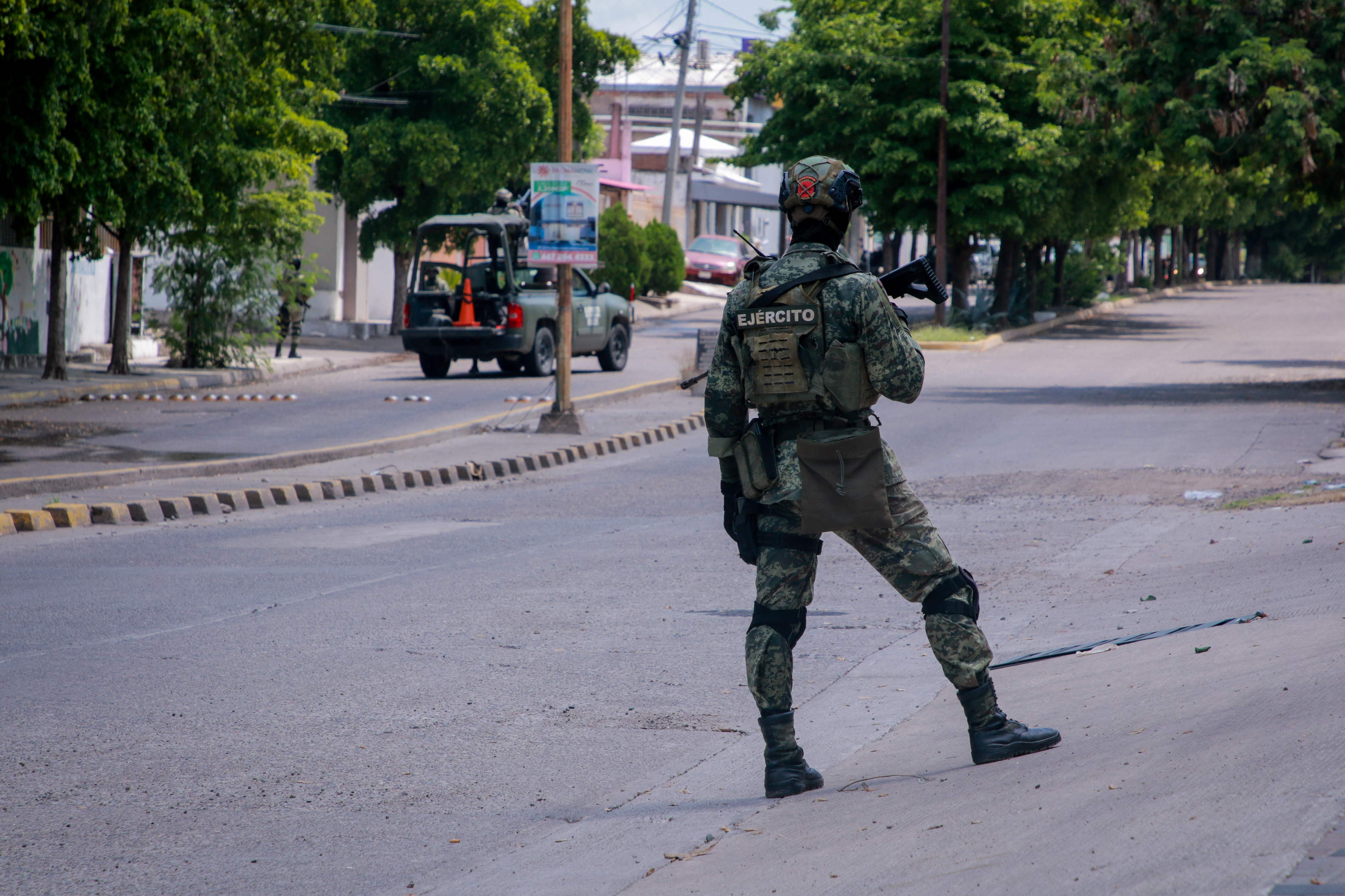 Un miembro del Ejército mexicano hace guardia después de un ataque armado contra la fachada de un negocio de venta de coches nuevos y seminuevos en Culiacán.