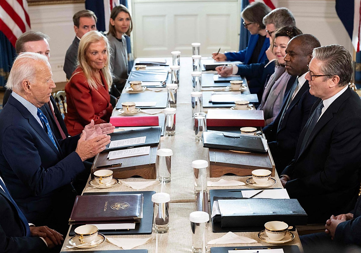 Biden y Starmer conversan durante la reunión mantenida en Washington