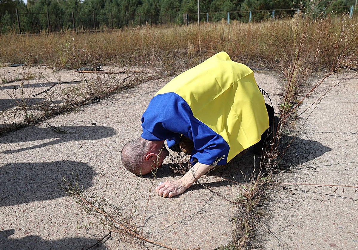 Uno de los militares ucranianos liberados besa su tierra tras salir de Rusia
