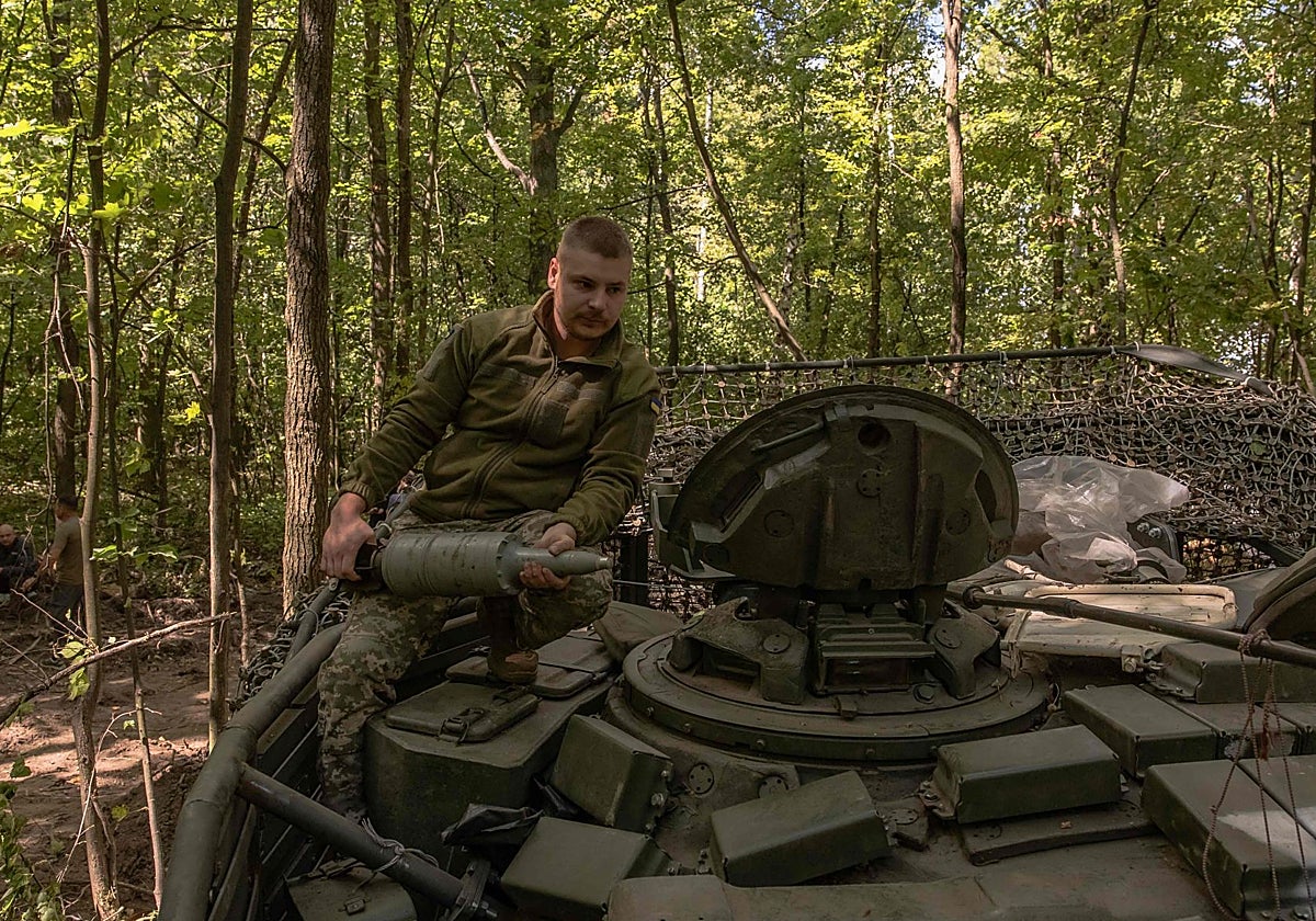 Un soldado ucraniano en el frente de batalla cerca de la frontera con Rusia