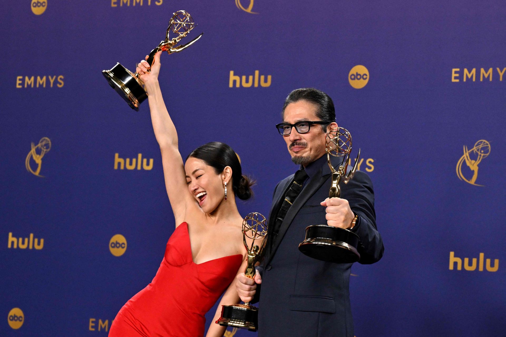 La  ganadora de la estatuilla a mejor actriz de reparto en un serie de drama, Anna Sawai y el actor Hiroyuki Sanada, ganador del galardón a mejor actor de reparto en una serie de drama celebran su triunfo 