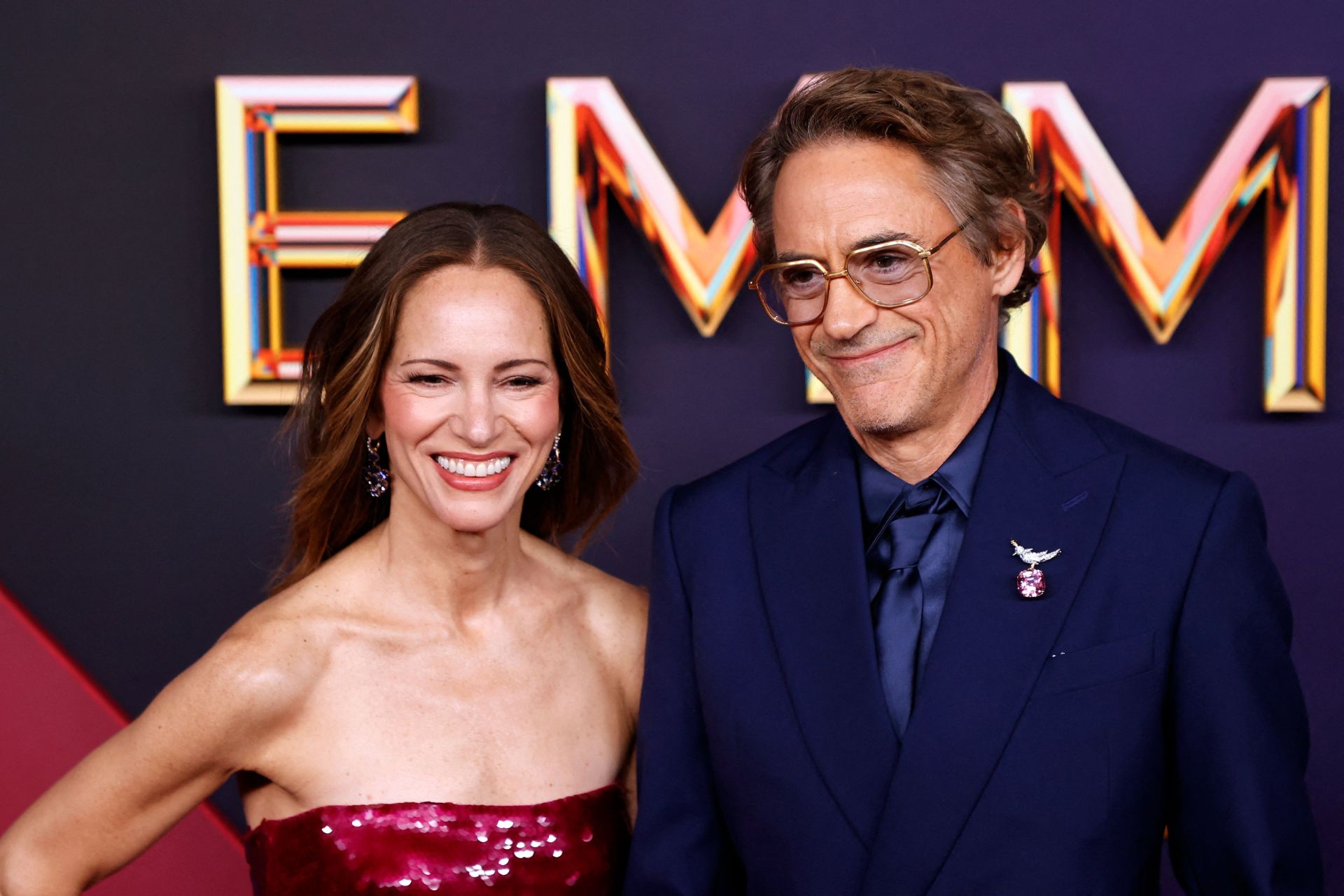 Susan Downey y el  actor Robert Downey Jr. sonríen ante las cámaras 