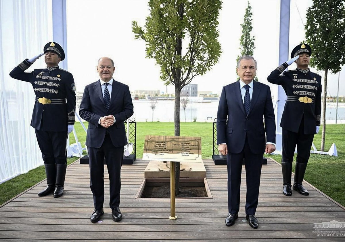 El canciller alemán Olaf Scholz viaja a Uzbekistán y se reúne con su presidente, Shavkat Mirziyoyev