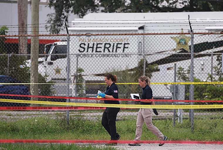 El personal policial continúa investigando el área alrededor del Trump International Golf Club