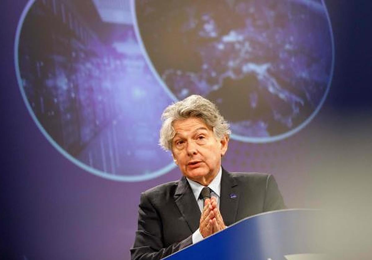 El comisario europeo francés Thierry Breton durante una rueda de prensa