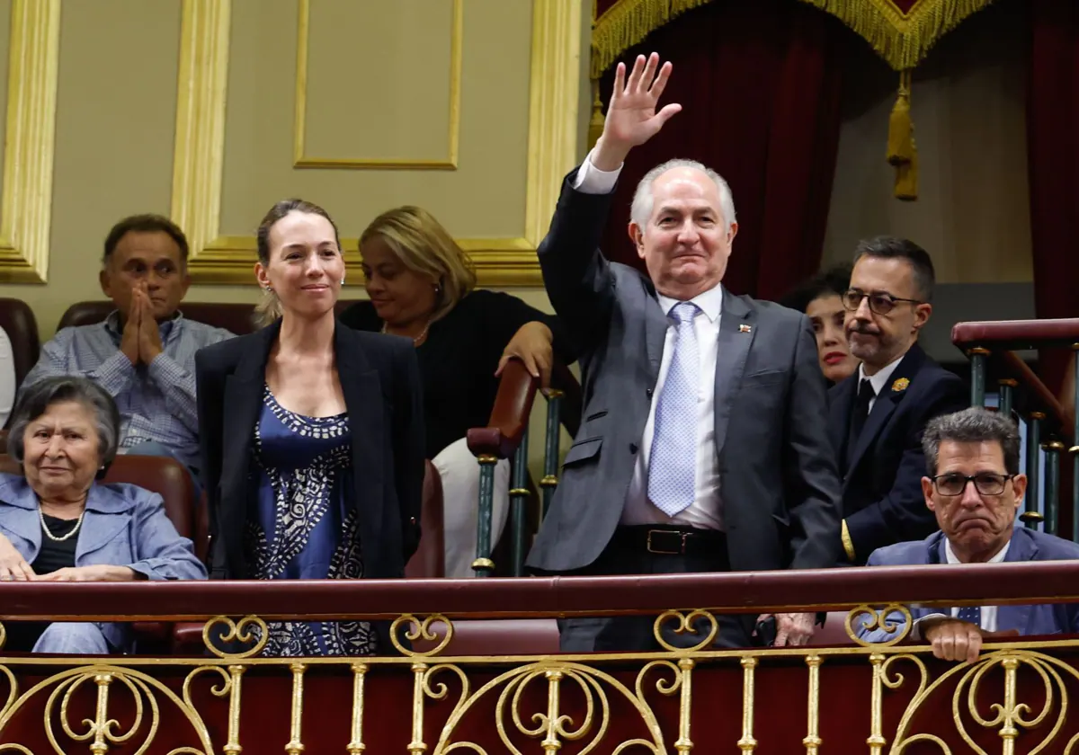 El exalcalde de Caracas Antonio Ledezma y la hija de Edmundo González, Carolina, en el Congreso el 10 de septiembre