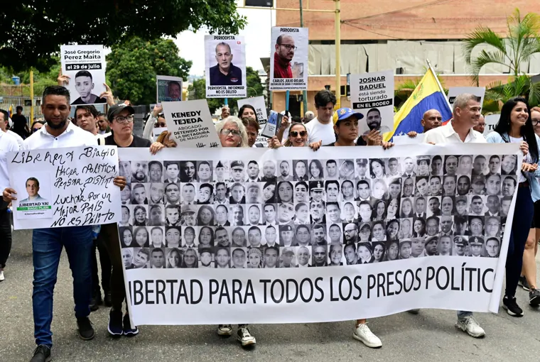 Familiares de venezolanos detenidos tras las elecciones presidenciales de julio piden al presidente de Brasil que abogue por su liberación, en Caracas