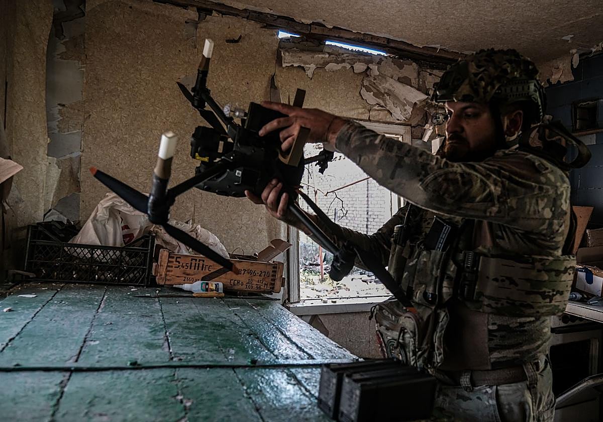 Un soldado ucraniano prepara un dron