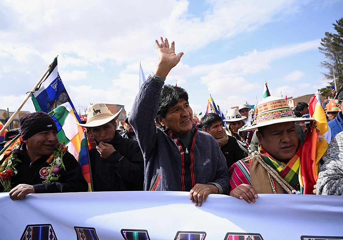 El expresidente de Bolivia Evo Morales encabeza una marcha contra el presidente Luis Arce y su gobierno, en Caracollo, Bolivia.