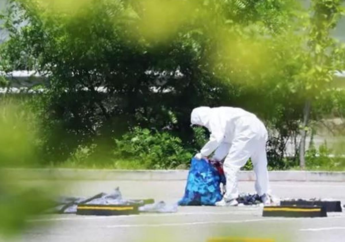 Imagen de archivo de un trabajador surcoreano retirando la basura lanzada desde un globo procedente de Corea del Norte