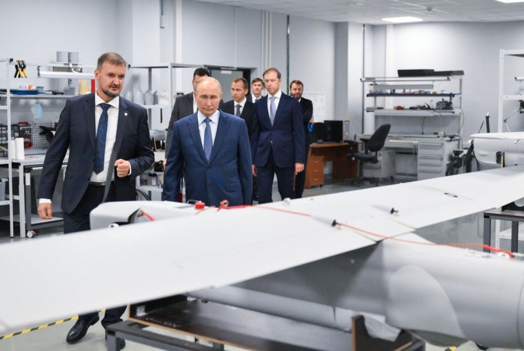 Putin examina unos drones en el Centro de Tecnología Especial, en San Petersburgo