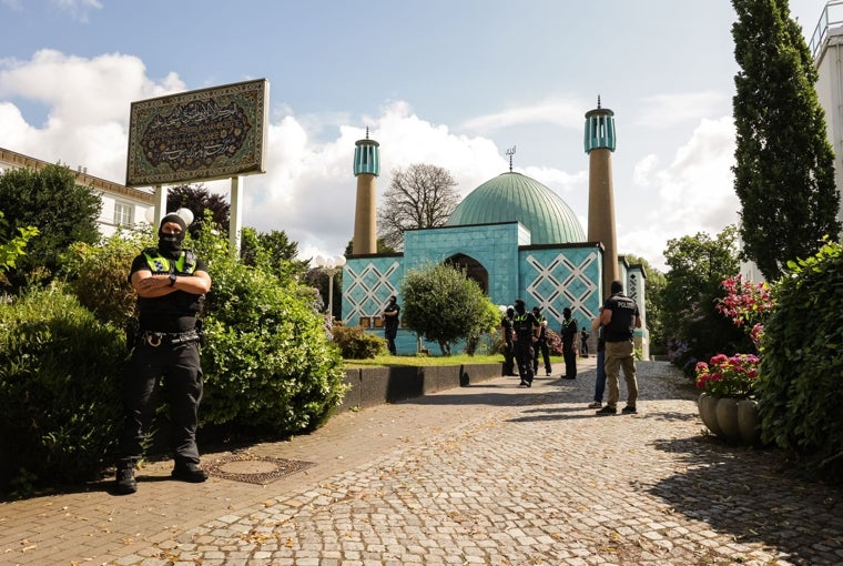 La policía alemana asegura el recinto de la mezquita Imam Ali, del 'Zentrum der islamischen Kultur Hamburg eV' en Hamburgo, en una foto de archivo