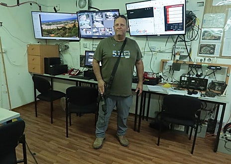 Imagen secundaria 1 - Por orden: Dotan Razili, teniente coronel de la IDF; Isahi Efroni, encargado de seguridad; y Sarit Zehavi, ex oficial