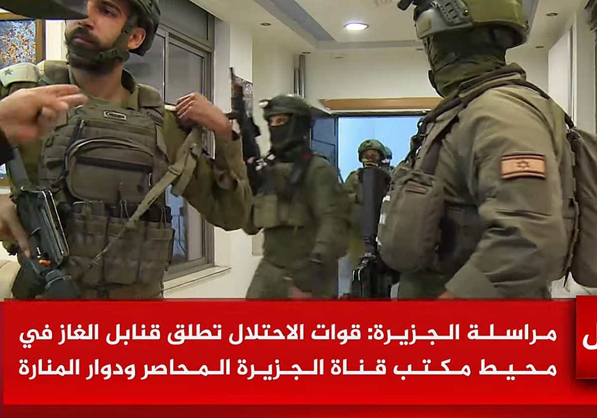 Momento en el que militares israelíes irrumpen en las oficinas de la cadena