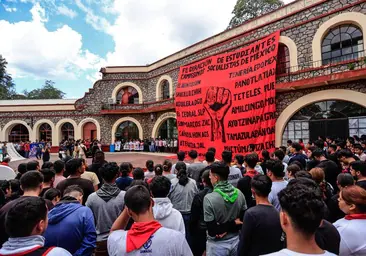 Estudiantes se manifiestan contra López Obrador por la tragedia de Ayotzinapa