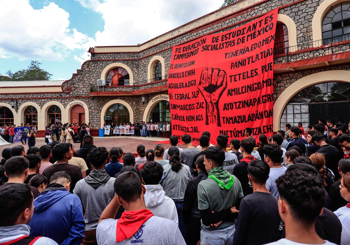 Estudiantes manifestándose en el décimo aniversario de la desaparación de 43 jóvenes en Ayotzinapa