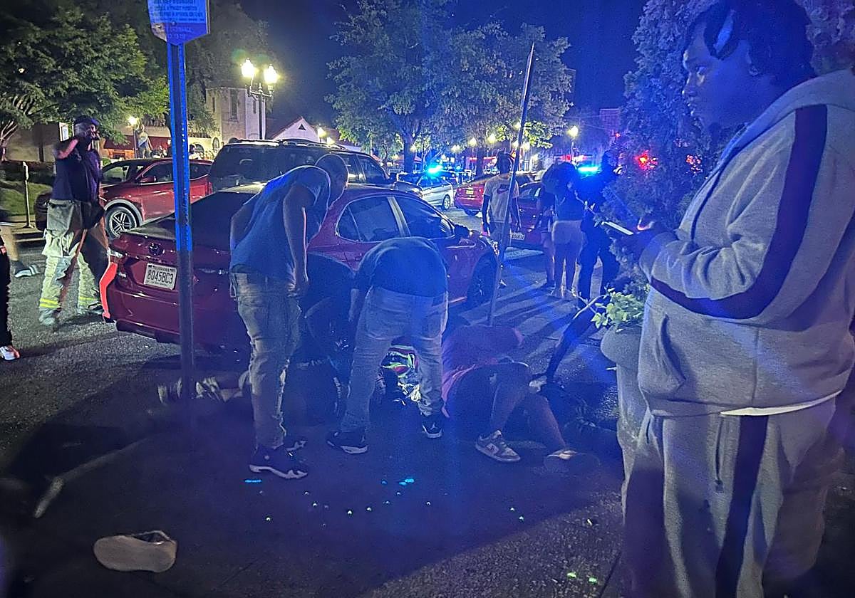 Las víctimas del tiroteo yacen en el suelo en Birmingham, Alabama, EE.UU.