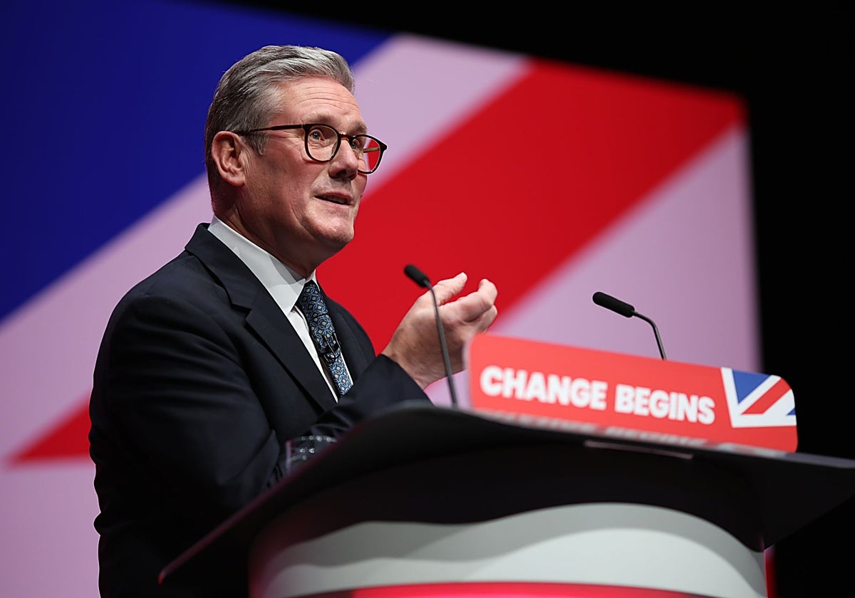 El primer ministro británico y líder del Partido Laborista,Keir Starmer, habla durante la Conferencia del Partido Laborista en Liverpool
