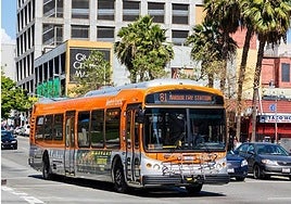 Un hombre secuestra un autobús tras disparar a un pasajero y es detenido por la Policía de Los Ángeles