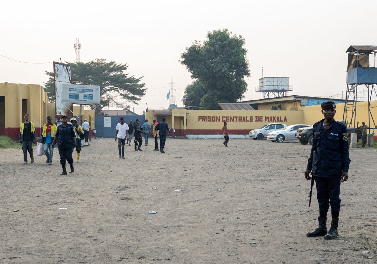 Un policía vigila la liberación de los reclusos de la prisión de Makala , en Kinshasa (República Democrática del Congo)
