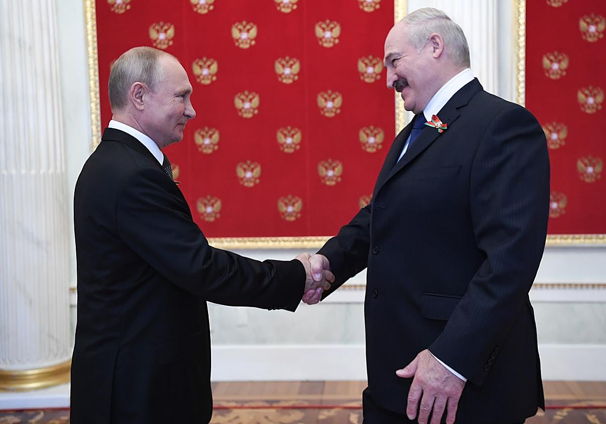 El presidente de Rusia, Vladímir Putin, y su homólogo bielorruso, Alexander Lukashenko, se dan la mano
