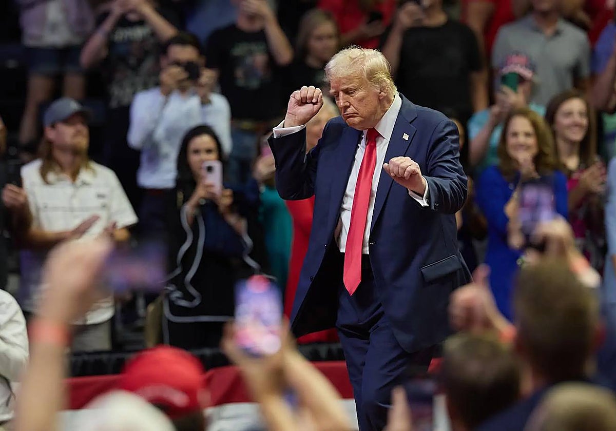 Trump baila la canción con el estribillo 'Qué mala Kamala'