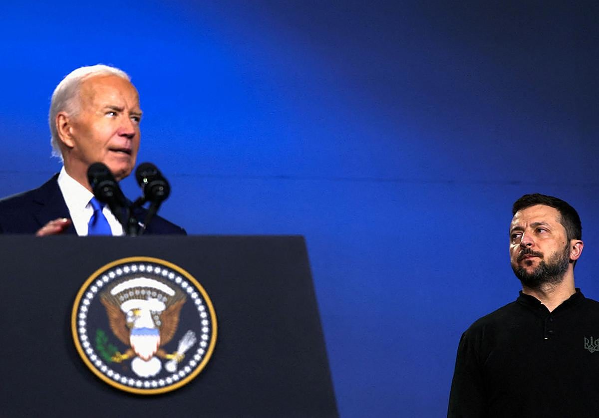 Joe Biden, durante su discurso ante la atenta mirada de Volódimir Zelenski.