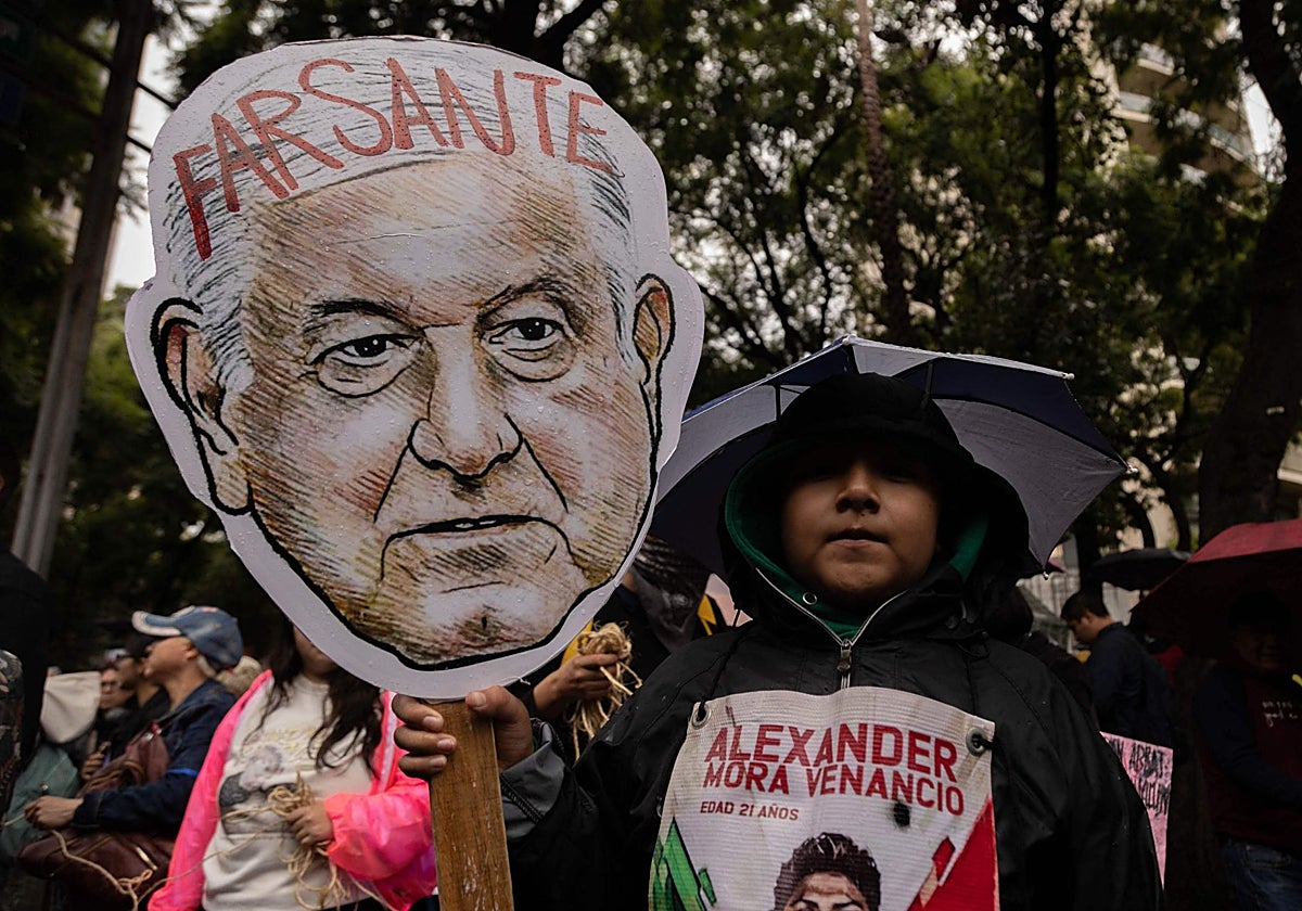 Manifestantes participan en una manifestación para exigir justicia en el caso de los estudiantes desaparecidos de Ayotzinapa en la Ciudad de México
