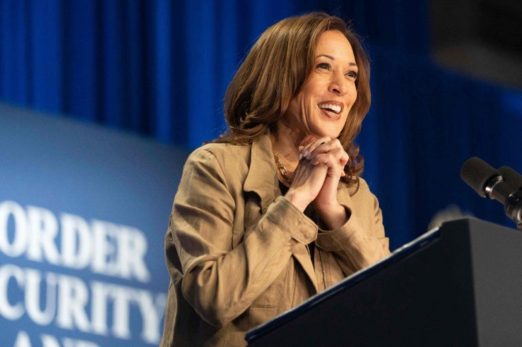 Kamala Harris acude a la frontera y endurece su mensaje sobre inmigración para competir con Trump