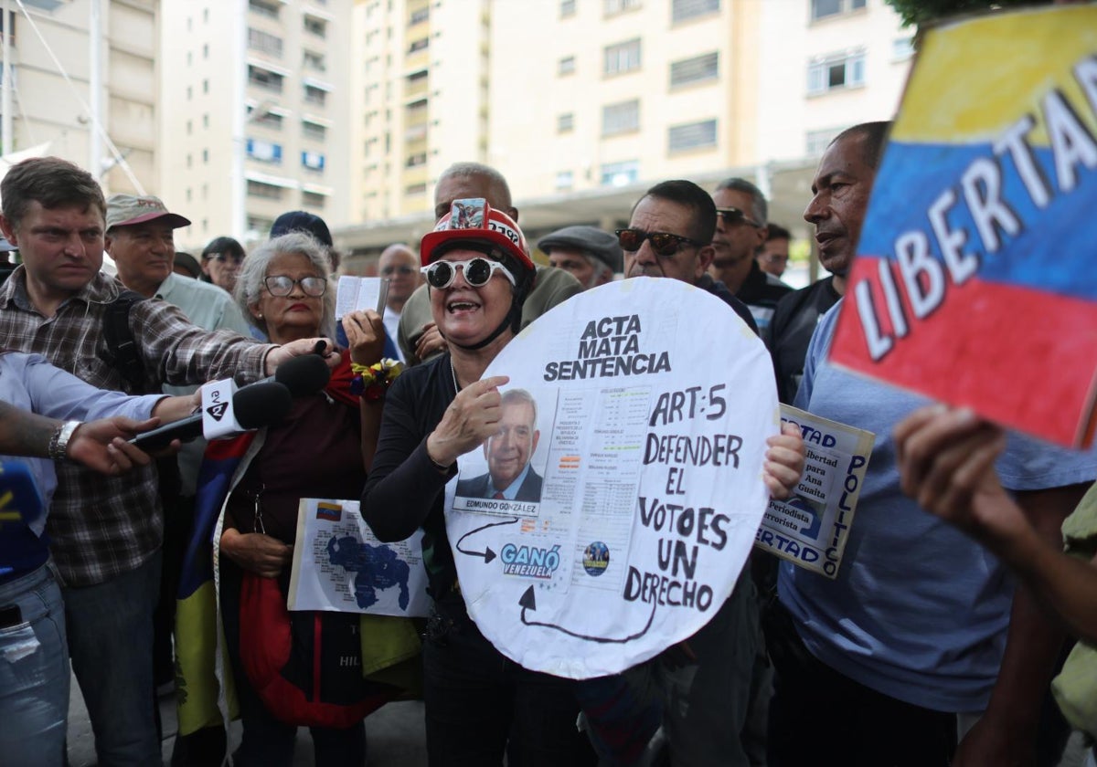 Simpatizantes de la líder opositora María Corina Machado y del opositor Edmundo González, participan en una manifestación este sábado, en la ciudad de Caracas