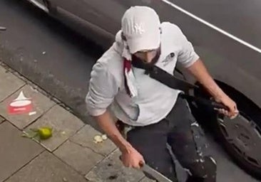 Un hombre quema dos casas, hiere a 31 personas y se atrinchera con un machete