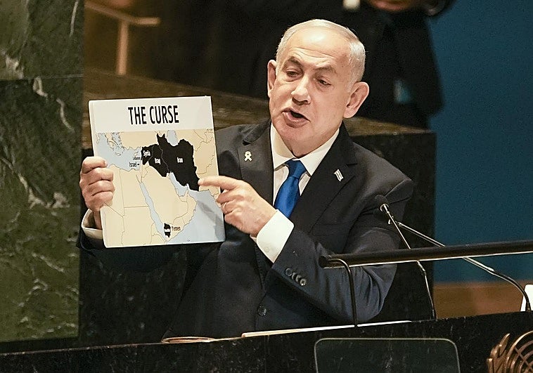 Benjamín Netanyahu señala en un mapa países de oriente próximo a los que señala como «la mladición»