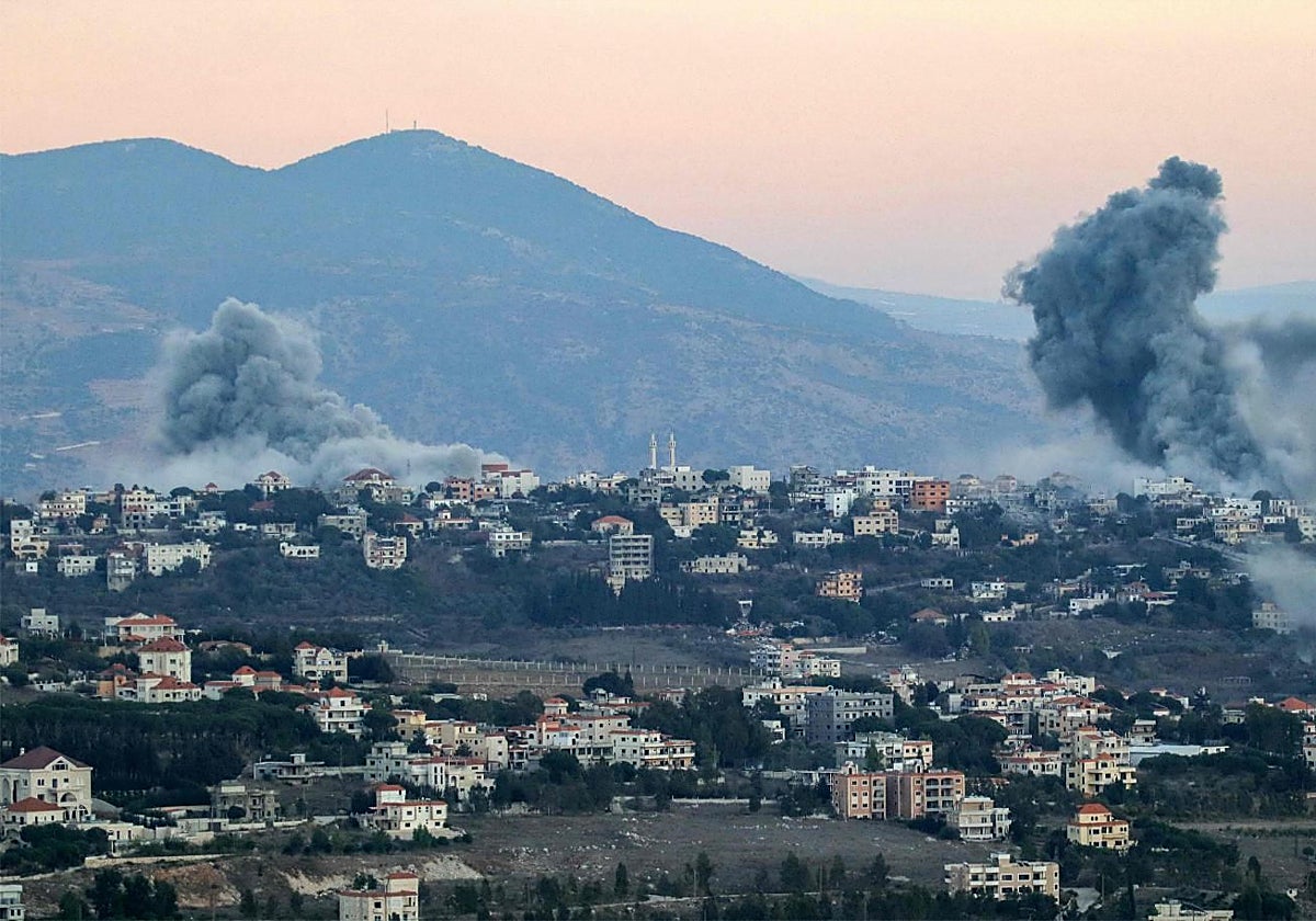 Columnas de humo estallan después de un ataque aéreo israelí en el sur del Líbano