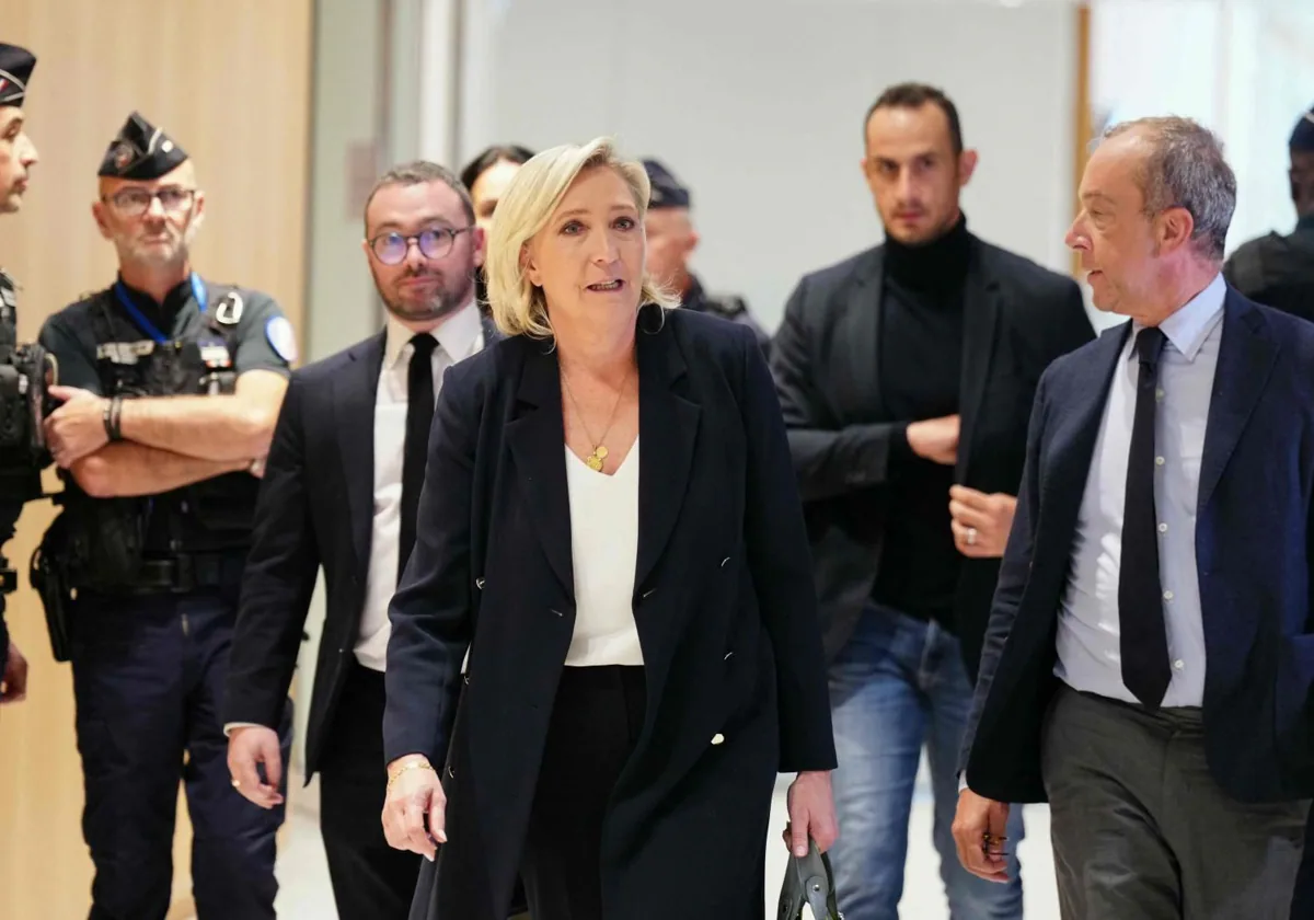 Marine Le Pen sale del juicio por sospecha de malversación de fondos públicos europeos