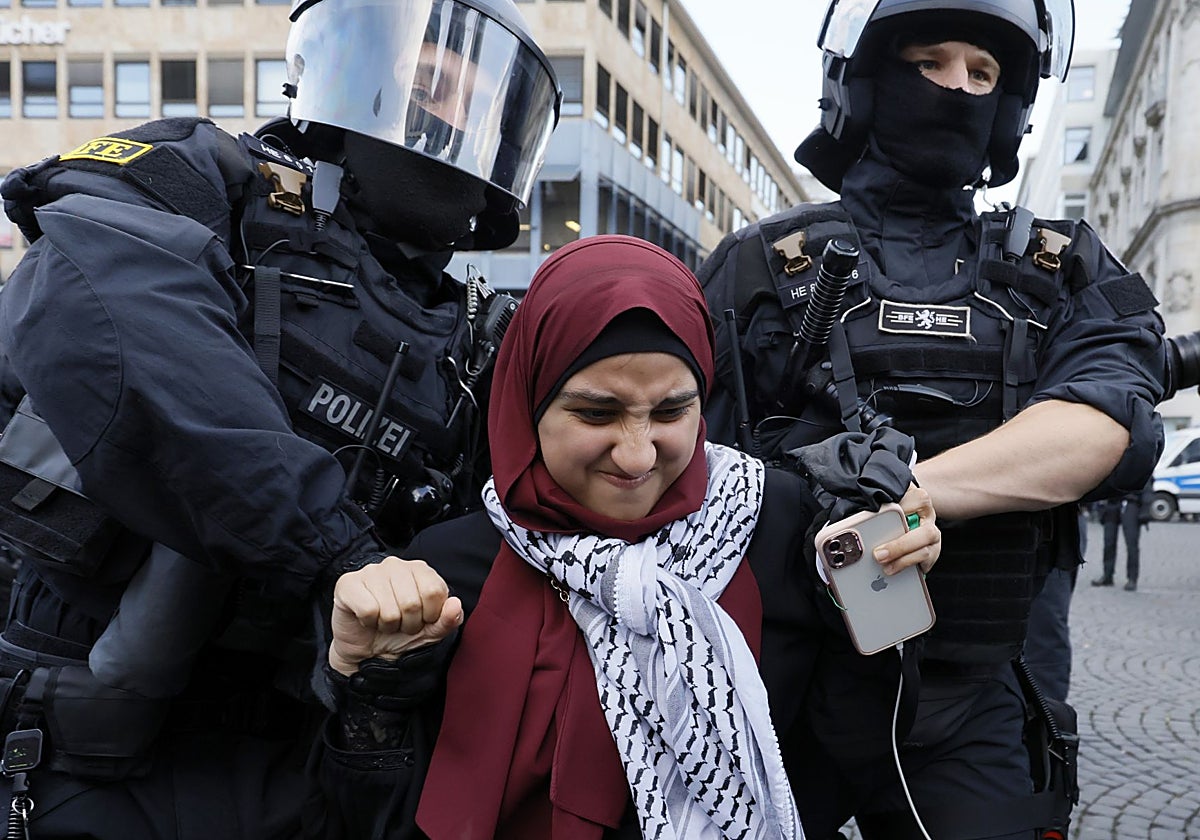 La Policía alemana detiene a una mujer durante una protesta en Fráncfort del Meno