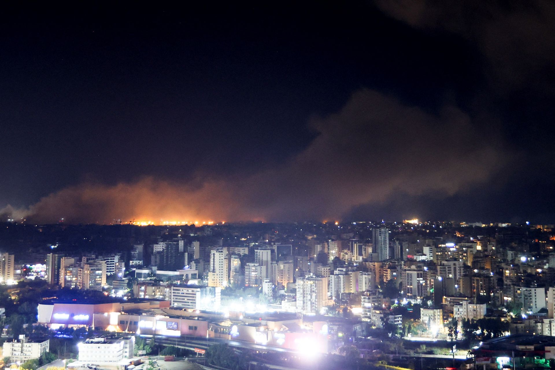 La ciudad de Beirut con el humo y las llamas gobernando el territorio