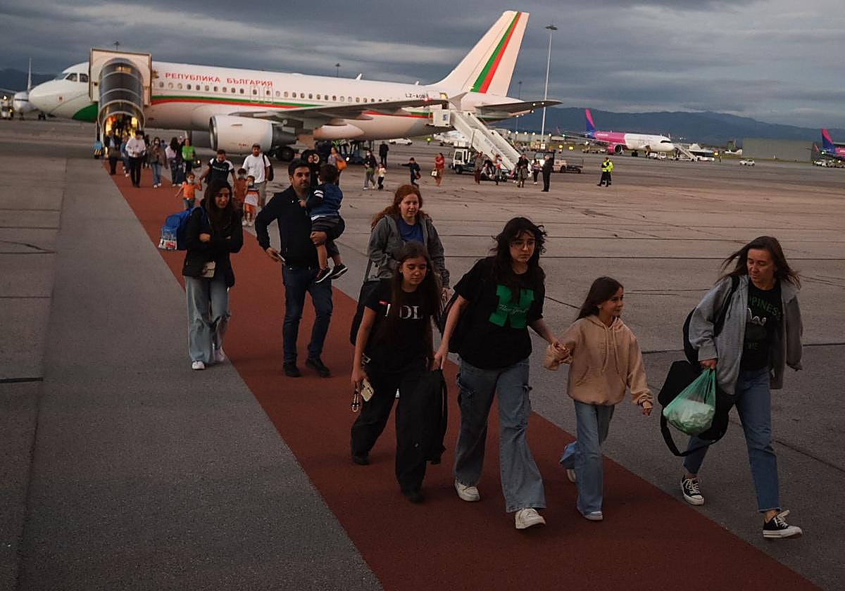 Ciudadanos búlgaros evacuados de Líbano aterrizan en Sofía